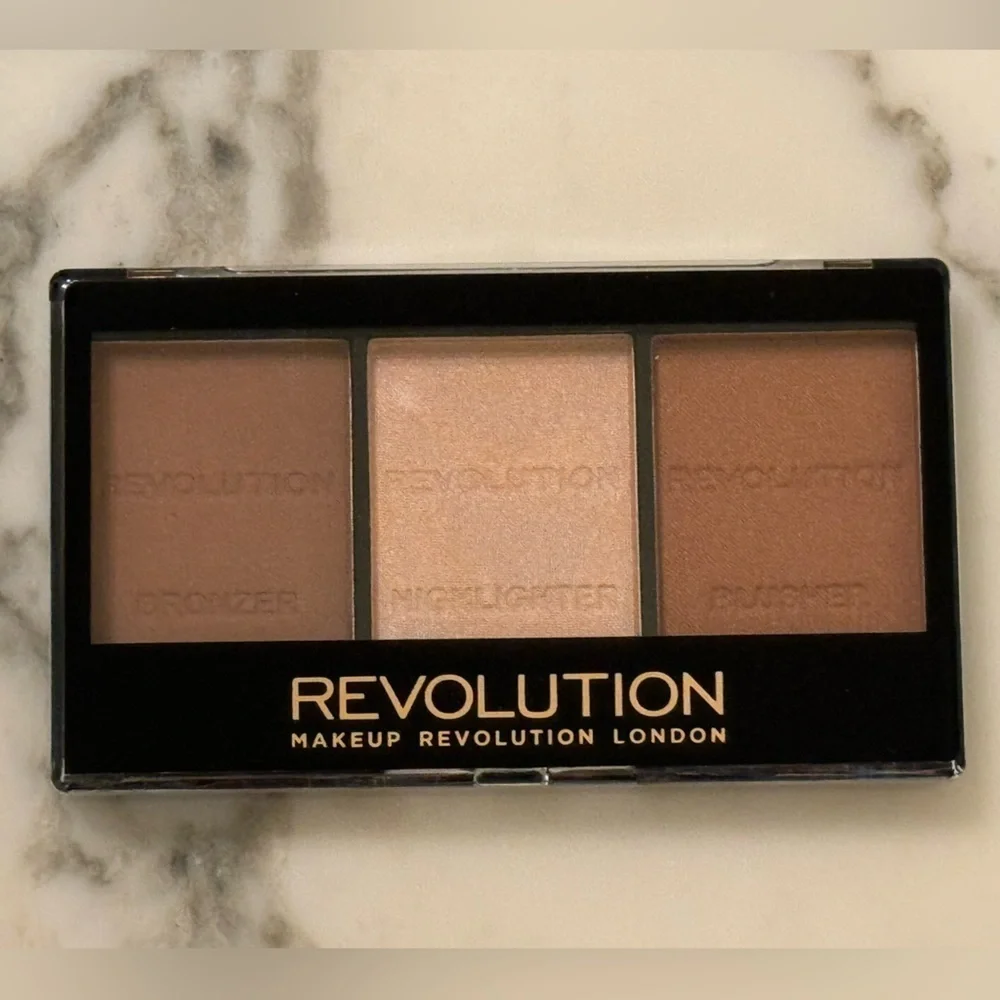 New! Revolution Ultra Contour Kit in Light Medium CO4